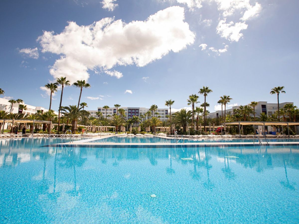 Foto: El Riu Gran Canaria, uno de los hoteles que quedan abiertos en las islas. (EFE)
