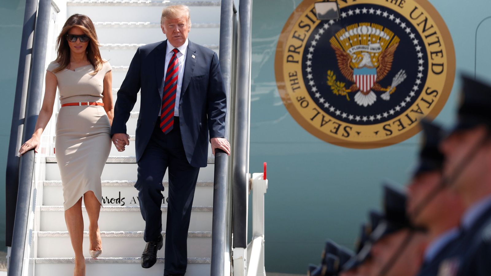 Foto: Donald y Melania Trump llegando a Londres. (Reuters)