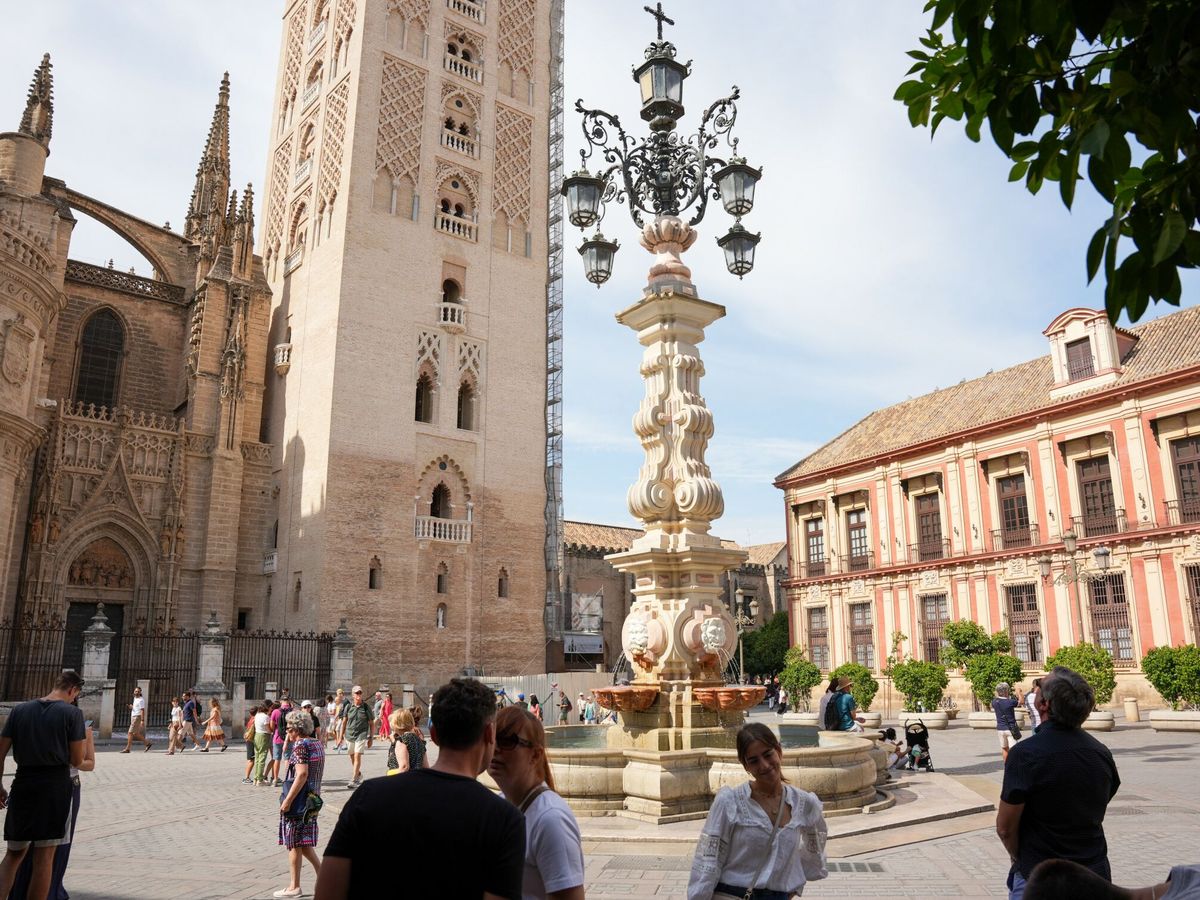 Foto: Turistas pasean por los lugares más representativos de Sevilla. (Europa Press/José López)