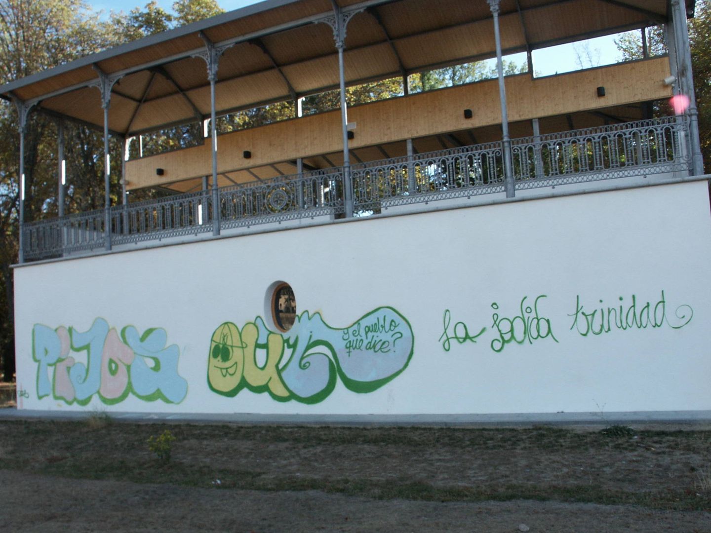Grafitis en la tribuna del campo de polo, ya eliminados por el ayuntamiento.