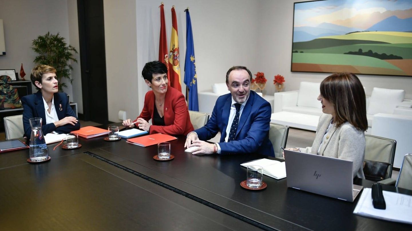 María Chivite, Elma Saiz, Javier Esparza y Mª Jesús Valdemoros en la reunión de este miércoles en el Palacio de Navarra para abordar un posible acuerdo presupuestario. (EC)