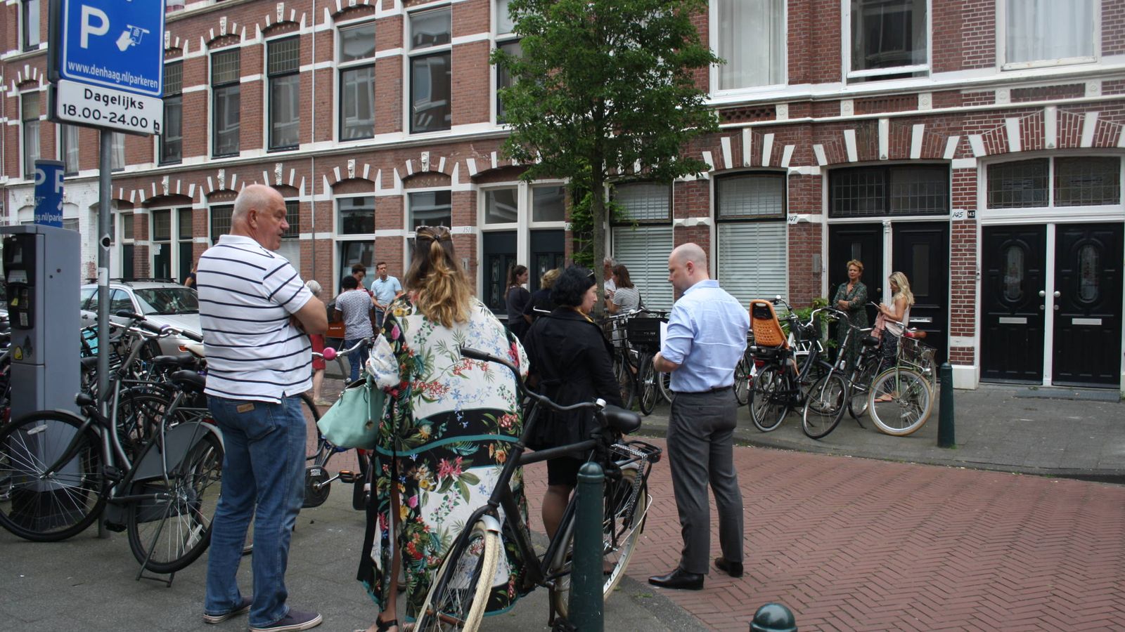 Foto: Varias personas hacen cola para ver una vivienda en alquiler en La Haya. (Foto: Imane Rachidi)