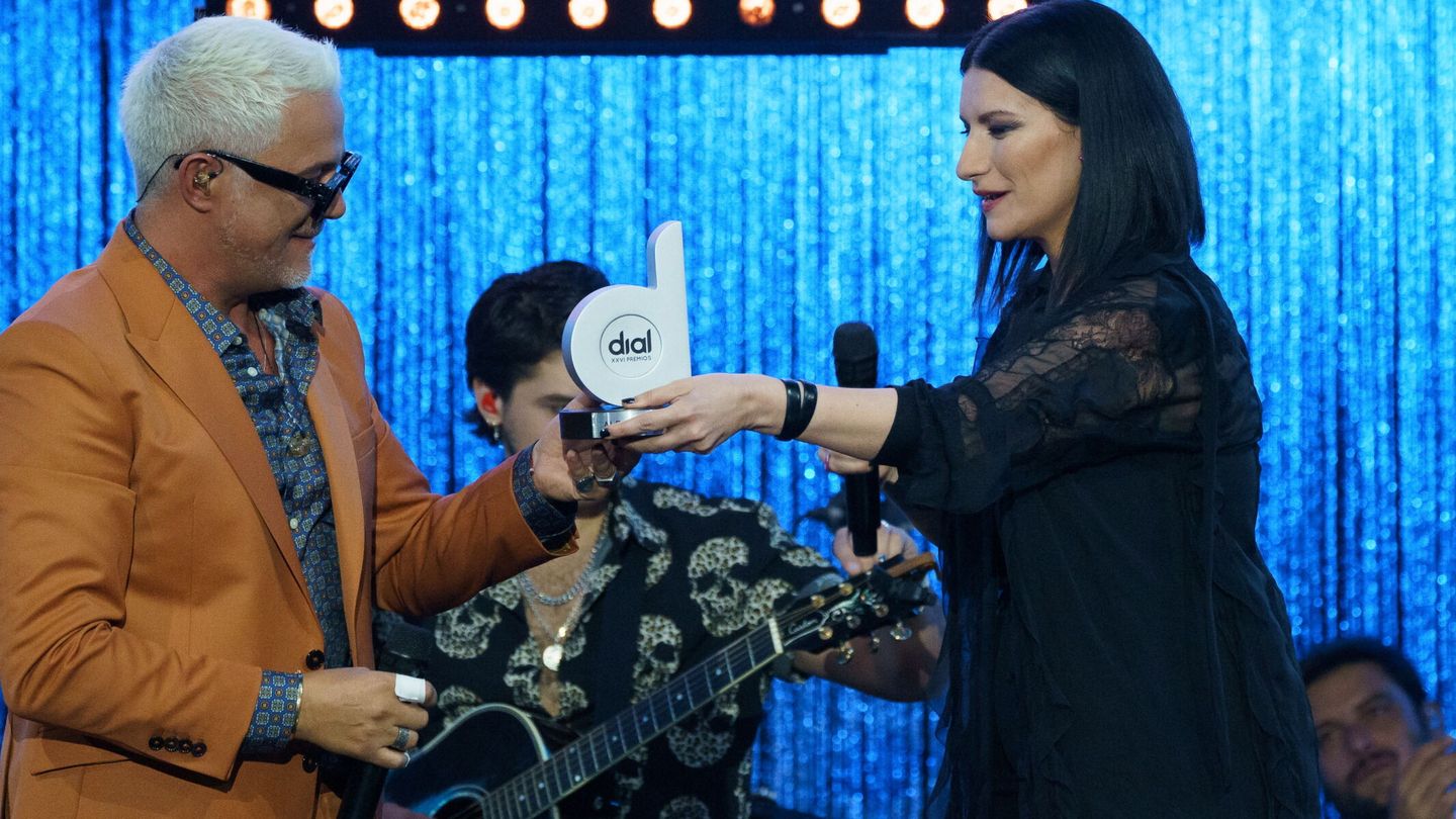 Alejandro Sanz y Laura Pausini, en los Premios Dial. (EFE/Ramón de la Rocha) 