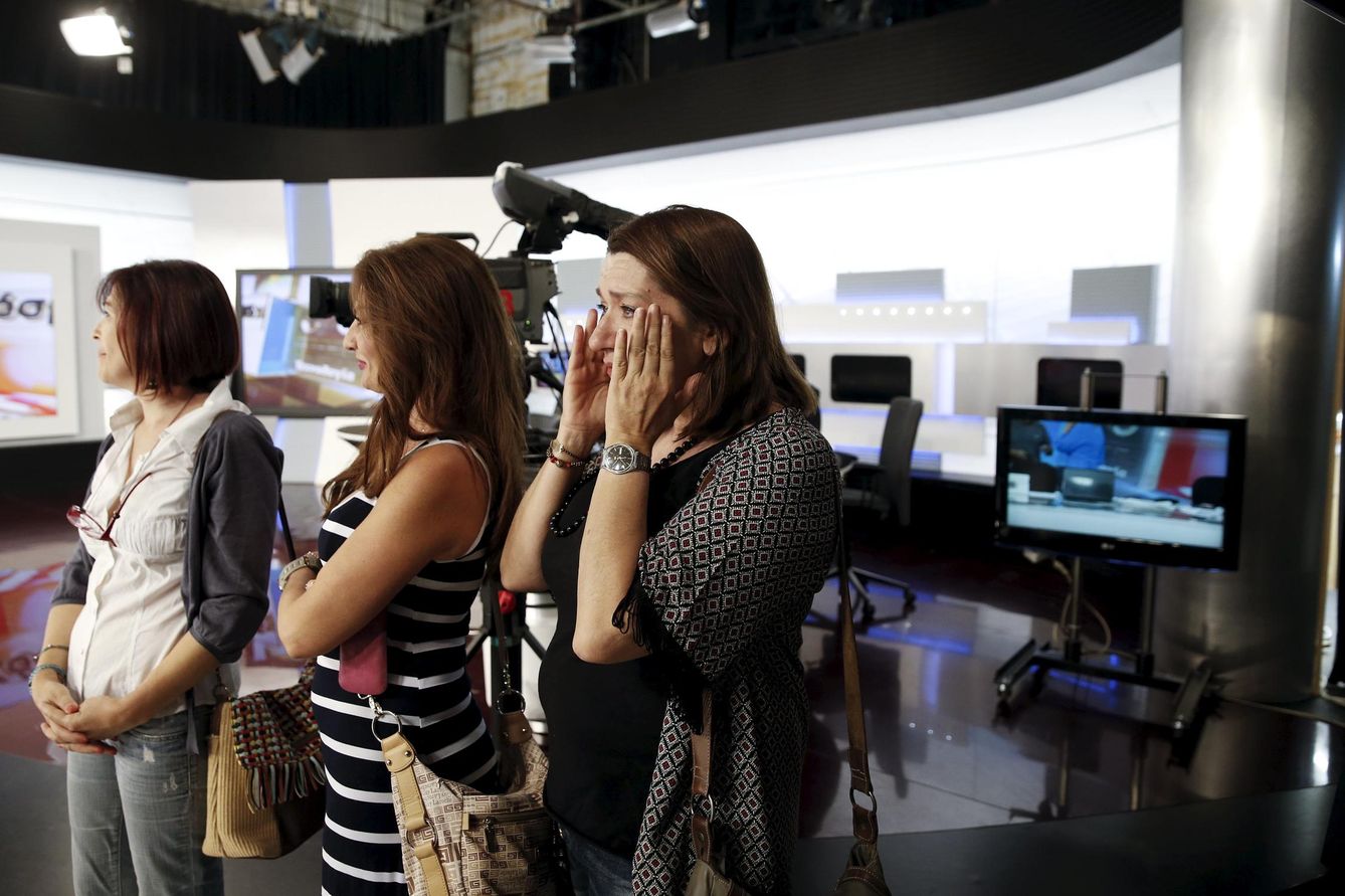 Una empleada de ERT llora antes de la primera emisión tras la reapertura de la cadena (Reuters). 