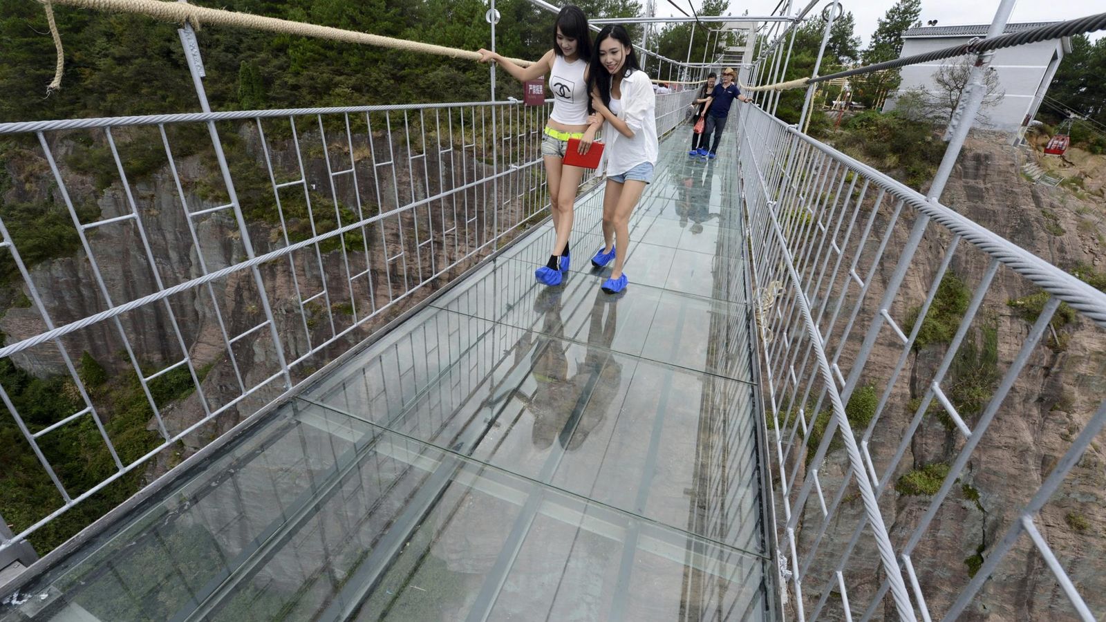 Стеклянный мост тайланд. Китай стеклянный мост над пропастью. Стеклянный мост в Китае провинция Хунань. Стеклянный мост Чжанцзяцзе. Стеклянный мост в Китае Хуньчунь.