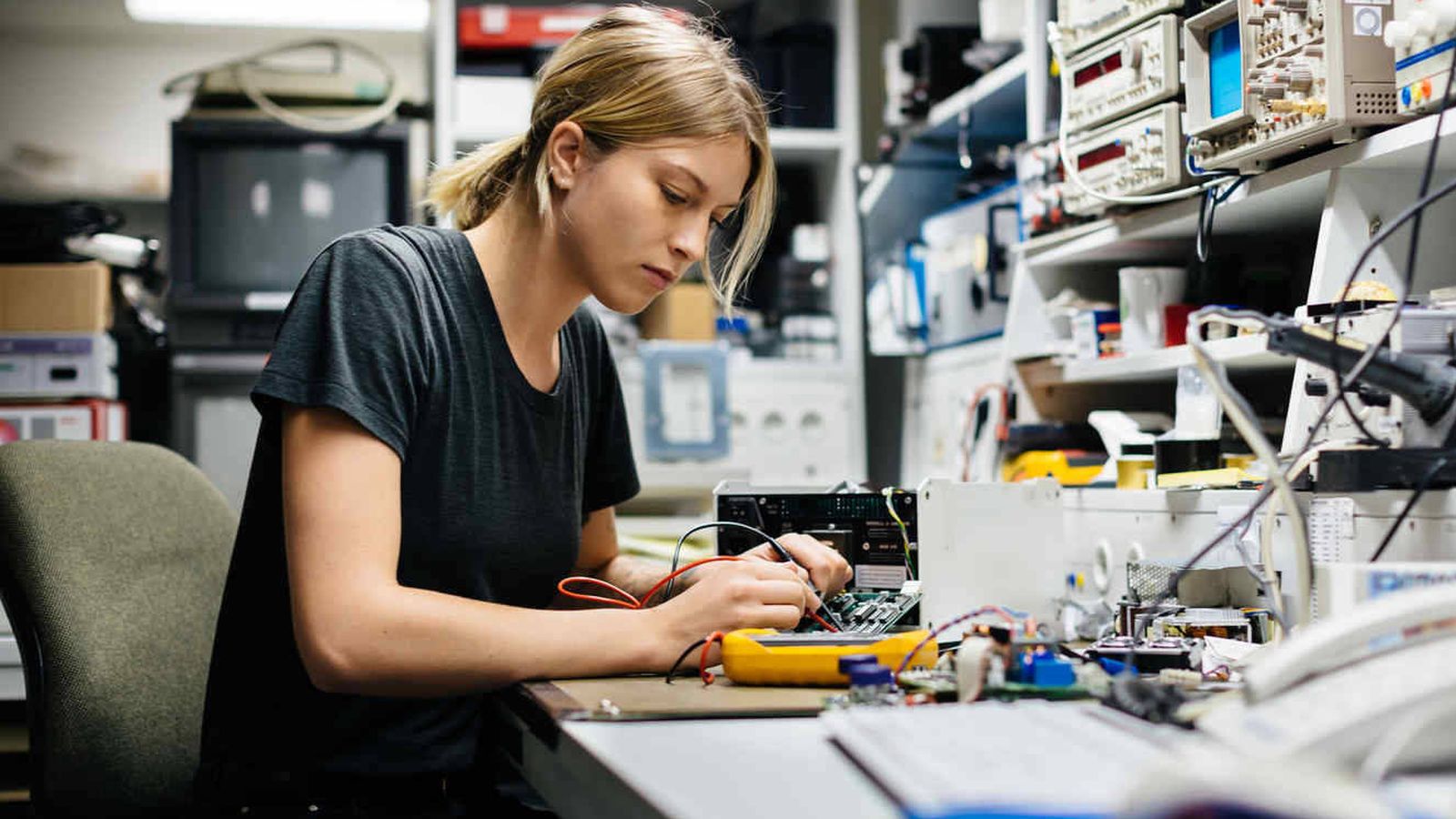 Foto: Una joven ingeniera trabaja en un laboratorio de robótica. (EFE)