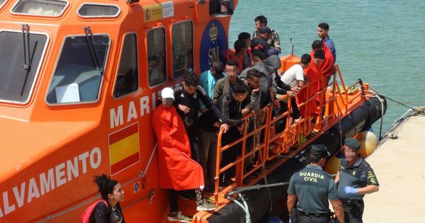 Foto: Llegada al puerto de Barbate (Cádiz) de inmigrantes rescatados por Salvamento Marítimo. (EFE)