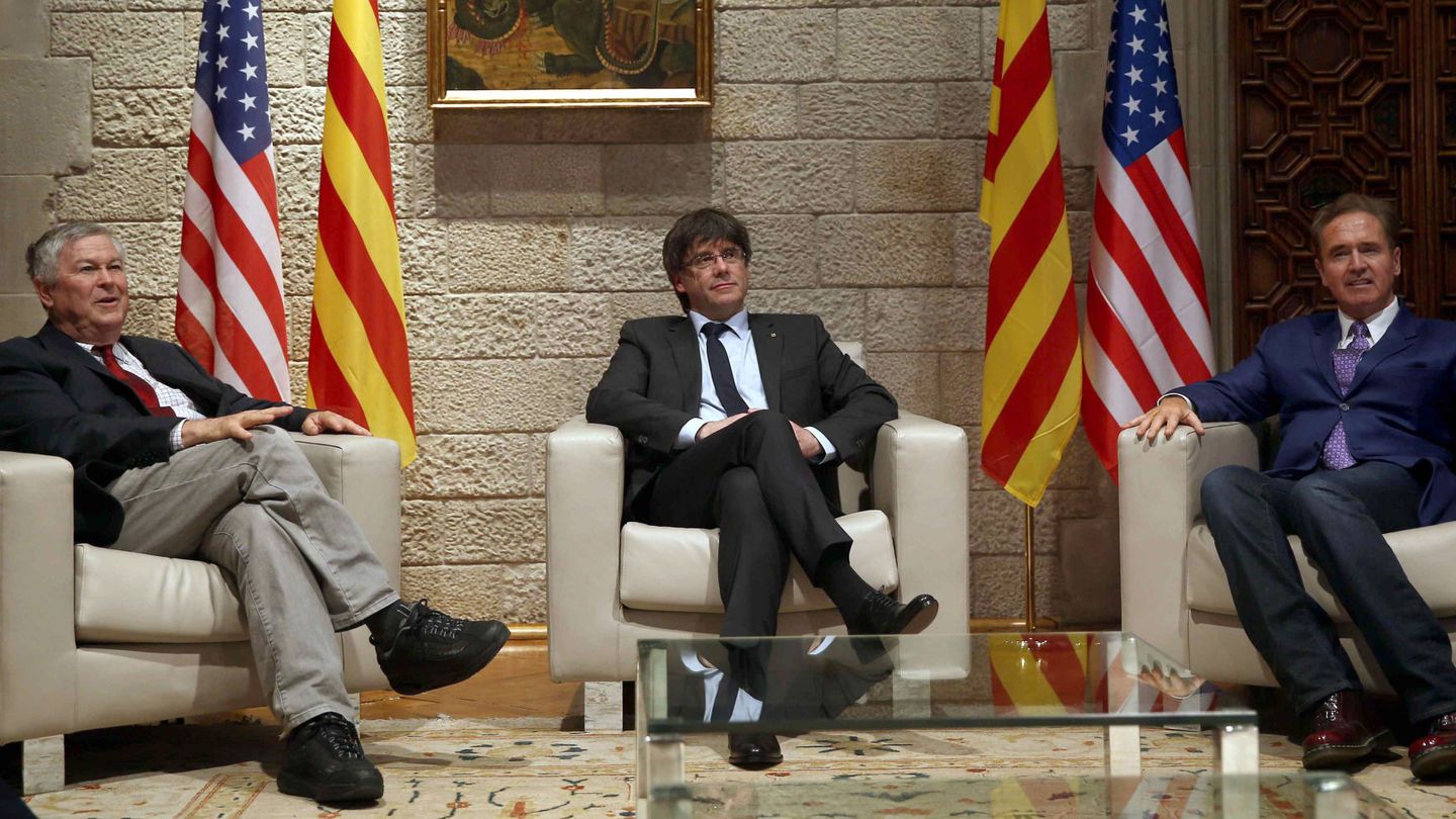 El presidente catalán, Carles Puigdemont, con los congresistas estadounidenses Dana Rohrabacher y Brian Higgins. (EFE)