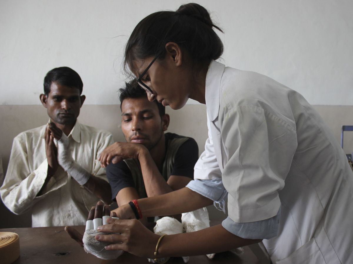 Foto: Una sanitaria atiende a pacientes en un hospital para enfermos de lepra en Nueva Delhi, India. (EFE/Luis Ángel Reglero)