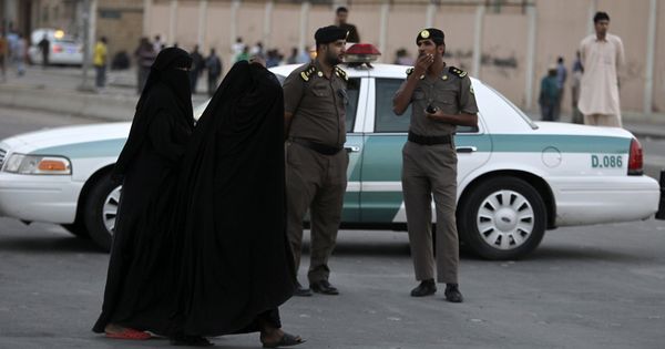 Foto: Mujeres saudíes junto a las fuerzas de seguridad en el sur de Riad, en 2013 (Reuters)