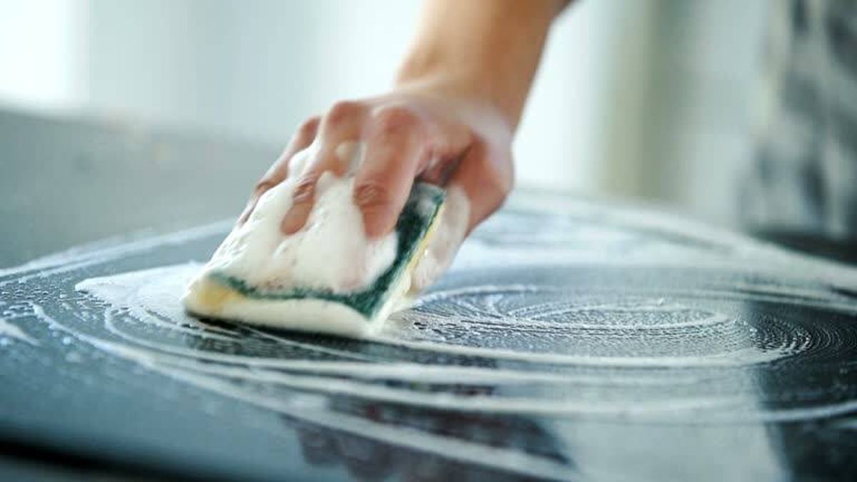 El truco de la experta en limpieza con la espuma de afeitar: los 7 usos en casa que te ahorrarán comprar productos caros