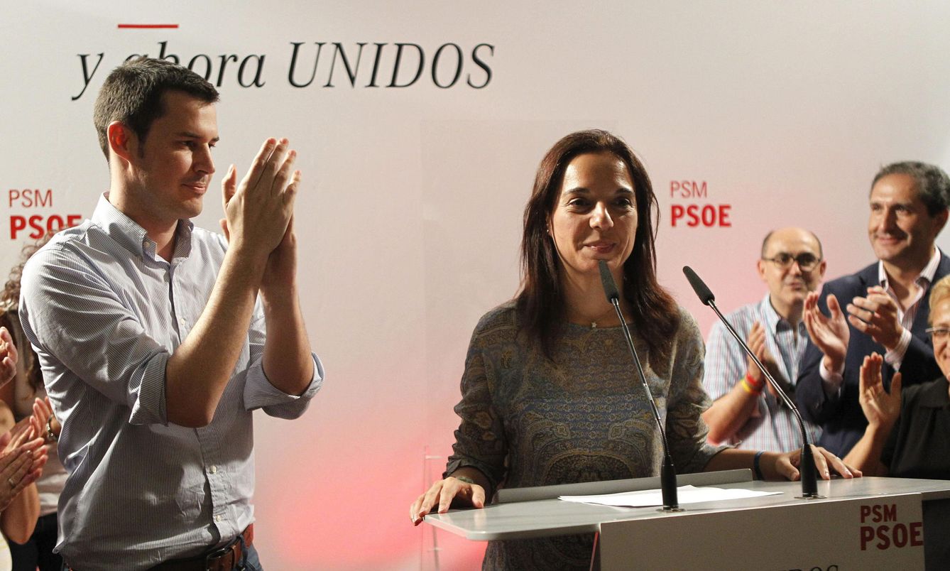 Juan Segovia celebra la victoria de Hernández en las primarias del PSM, el 26 de julio. (EFE)