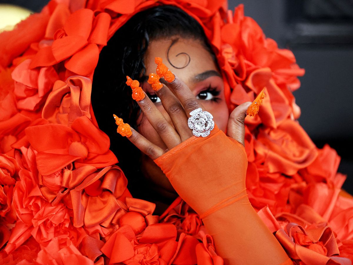 Foto: Lizzo, con total look naranja a su llegada a los Grammy 2023. (Reuters/David Swanson)