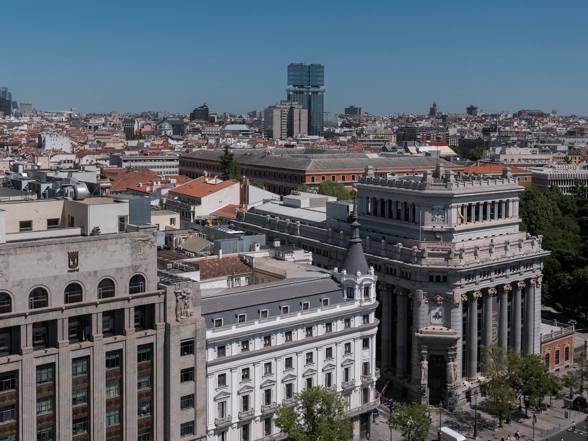 Vista del Instituto Cervantes y de la entrada a la Calle Barquillo. (G. G. C.)