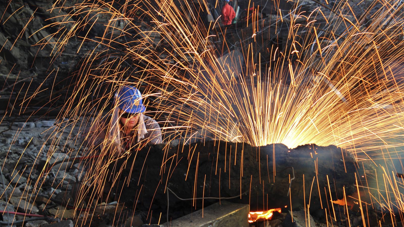 Foto: Un trabajador corta acero en una fábrica del Grupo Dongbei Special Steel, en Dalian, provincia de Liaoning, China. (Reuters)