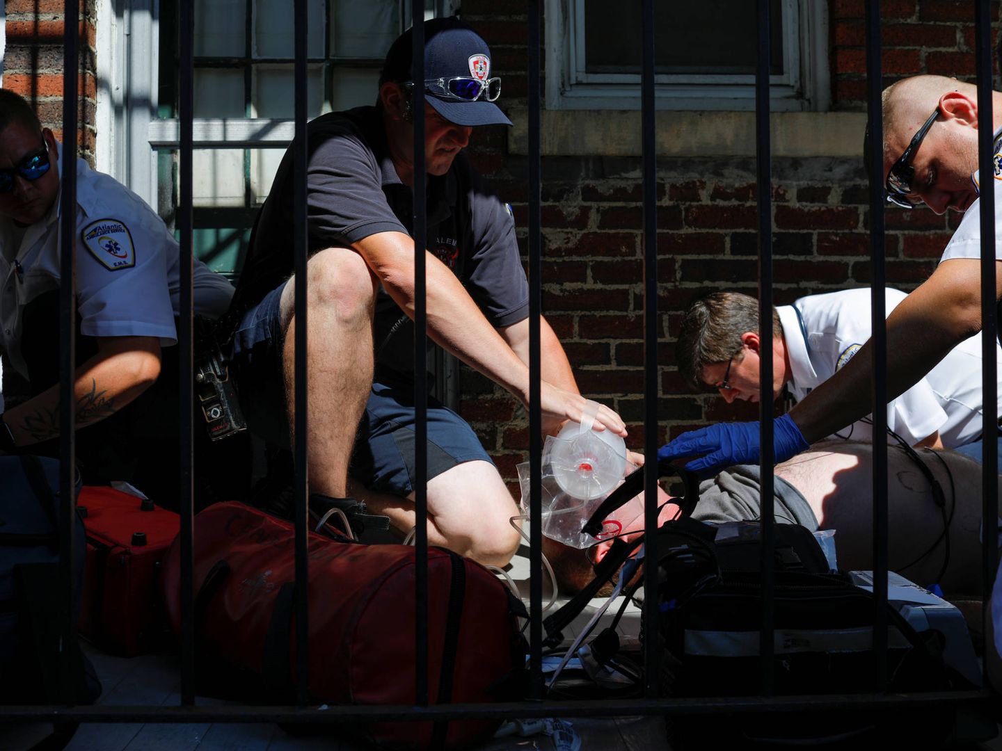 Intervención del equipo médico ante una sobredosis en Boston. (Reuters)
