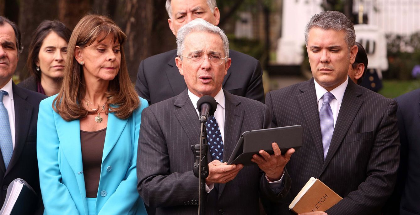 El expresidente y senador colombiano Álvaro Uribe (c). (EFE)