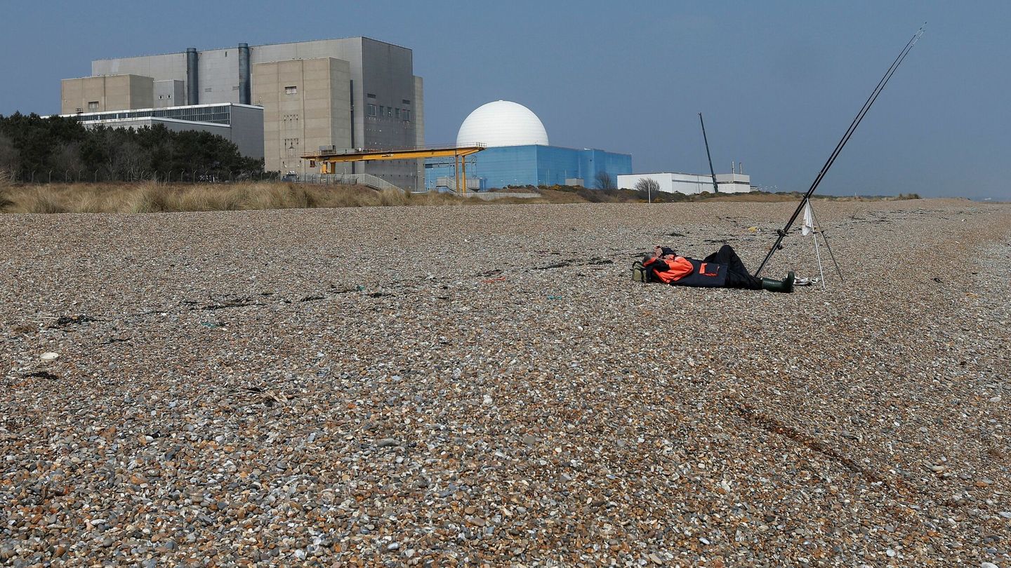 Un hombre pesca al lado de la central nuclear de Sizewell, en el Reino Unido. (Reuters) 