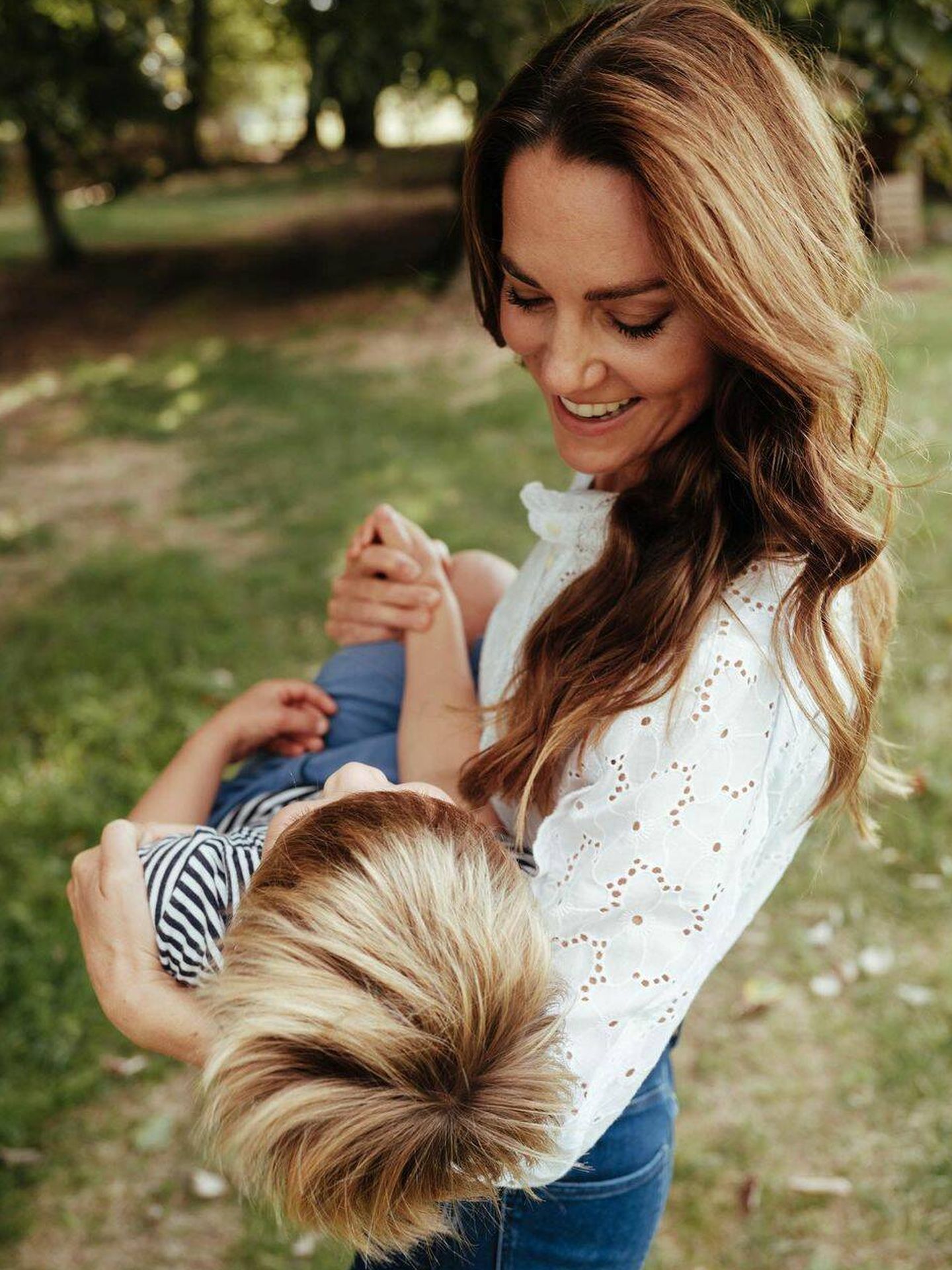 Kate Middleton, con su hijo Louis en brazos. (Instagram/@princeandprincessofwales)