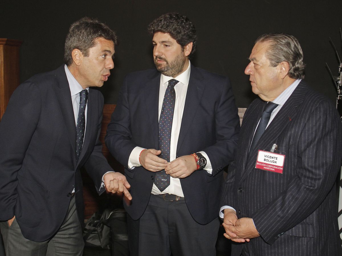 Foto: Carlos Mazón y Fernando López Miras, con el empresario Vicente Boluda. (EFE/Morell) 