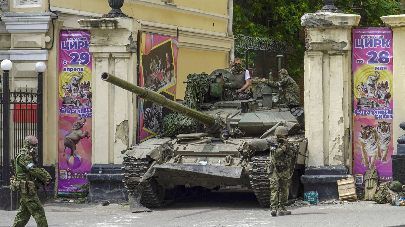 Foto: Militares del grupo Wagner vigilan la calle en el centro de Rostov | EFE/Stringer
