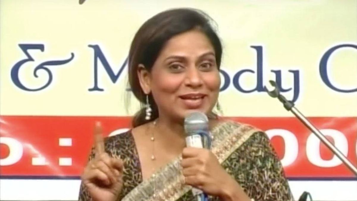 Impactante suceso: muere una presentadora india aplastada por una palmera
