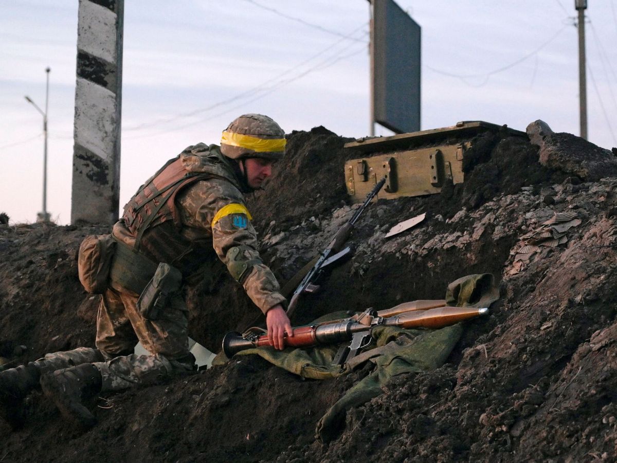 Foto: Un militar ucraniano con un RPG como los que va a enviar Países Bajos. (Reuters/Maksim Levin)