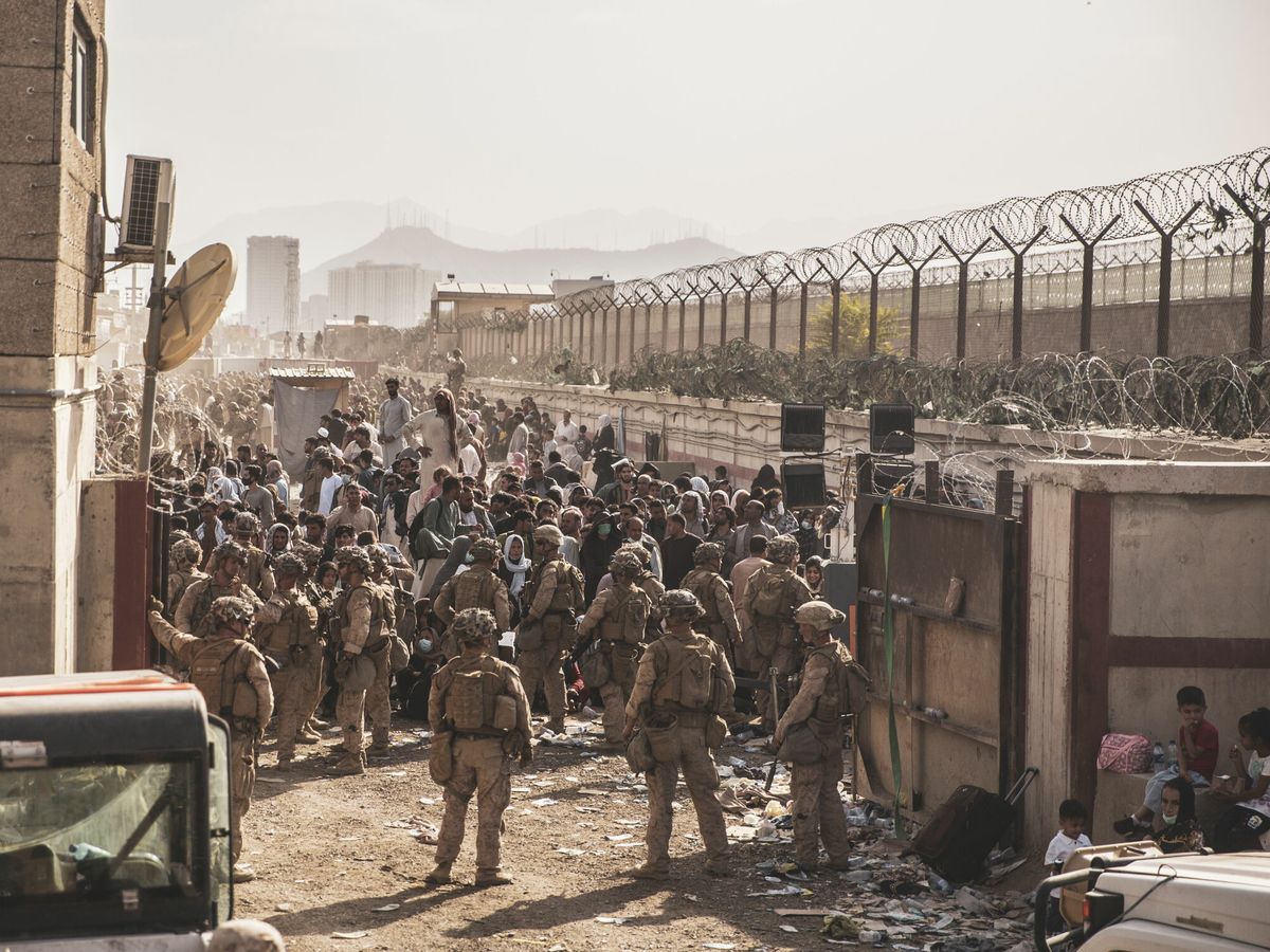 Foto: Marines estadounidenses prestan asistencia en un puesto de control de evacuación en el aeropuerto de Kabul. (EFE)