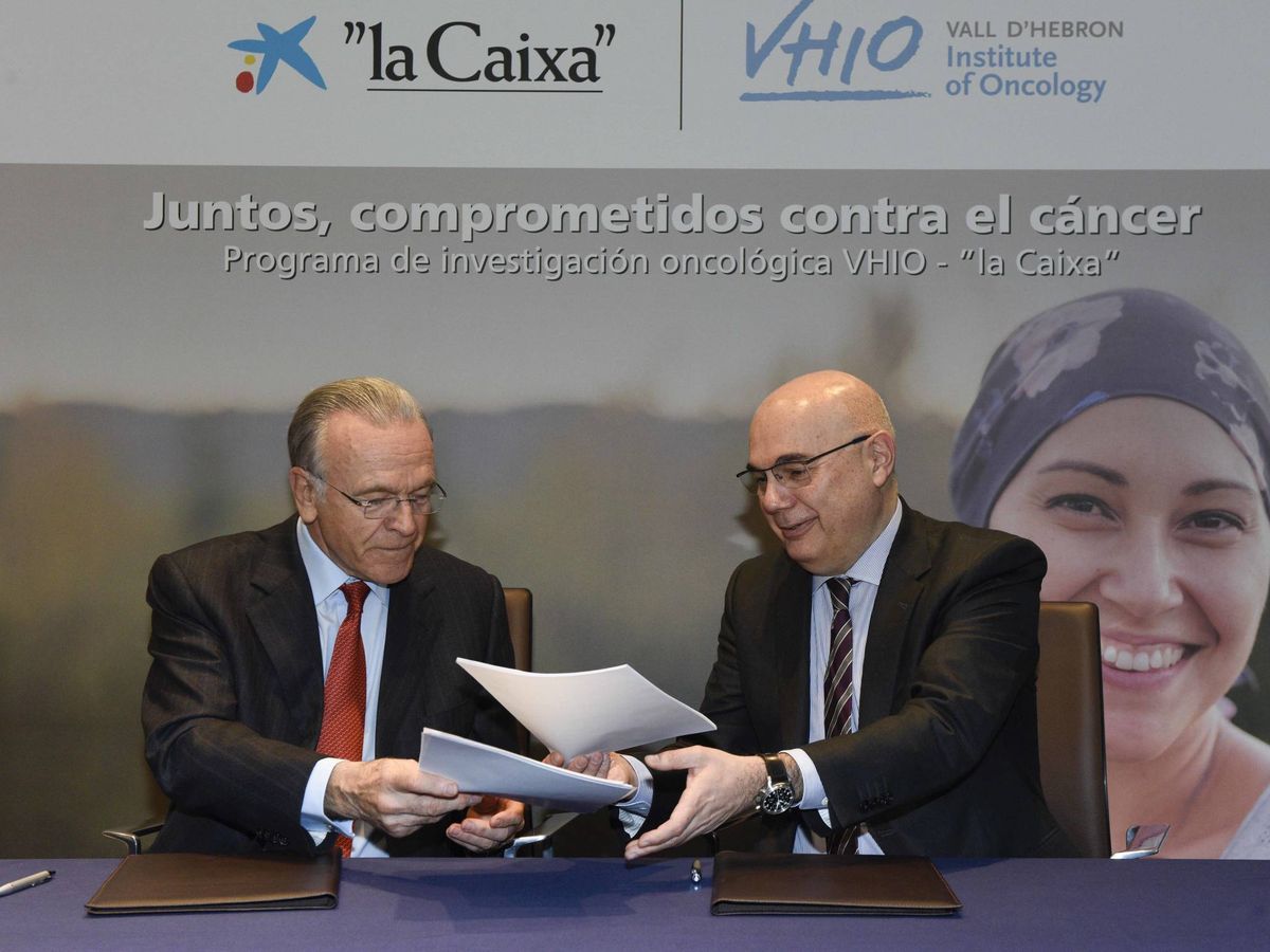 Foto: Firma del acuerdo, esta mañana, entre Isidoro Fainé (i) y Josep Tabernero (d).