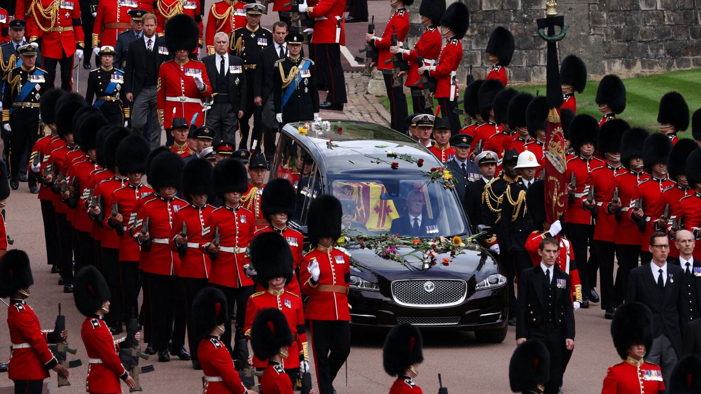 El féretro de la monarca británica ya está en Windsor. (Reuters/Pool/Adrian Dennis)