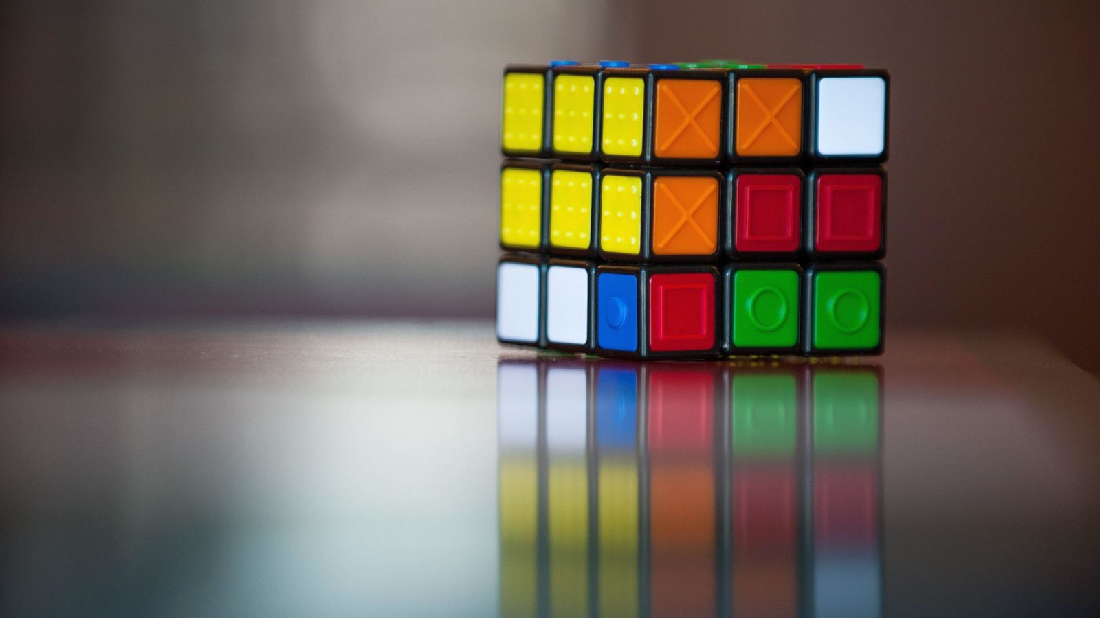 Foto: Un cubo de Rubik diseñado para personas ciegas. (EFE)