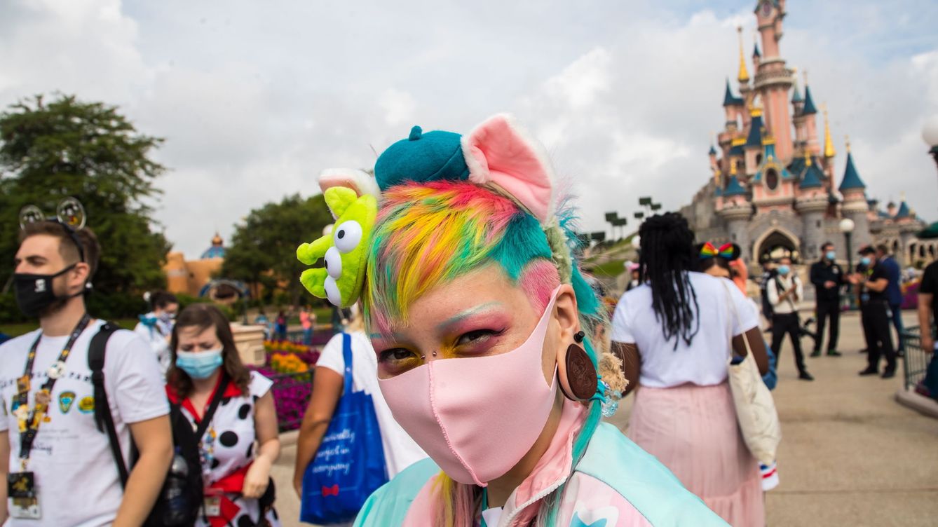 Foto: Una mujer acude a la reapertura de Disneyland Paris esta semana. (Reuters)