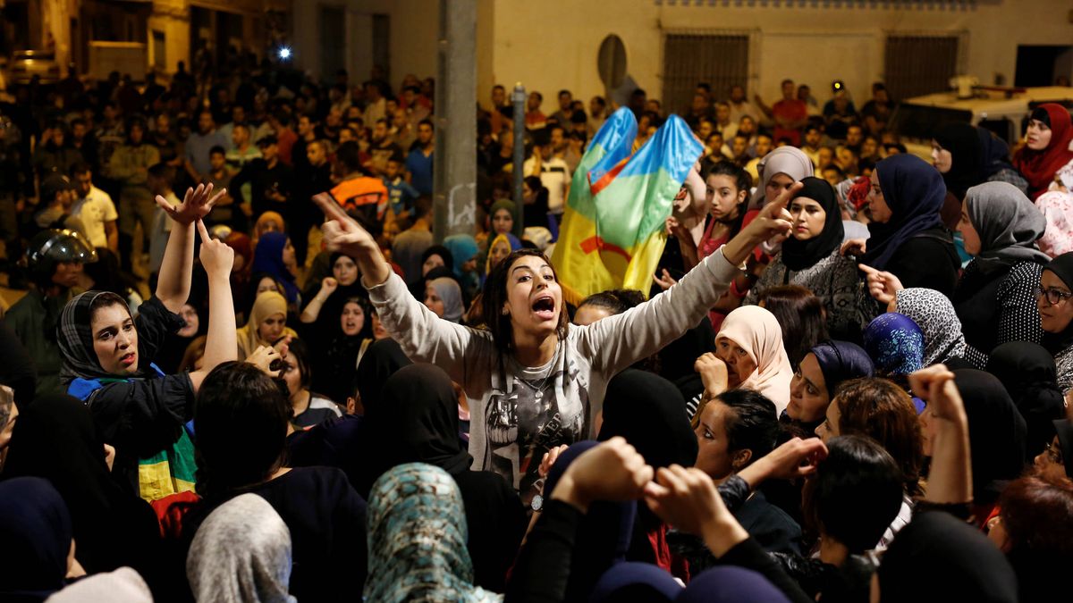 La policía marroquí persigue a los manifestantes del Rif hasta dentro del mar