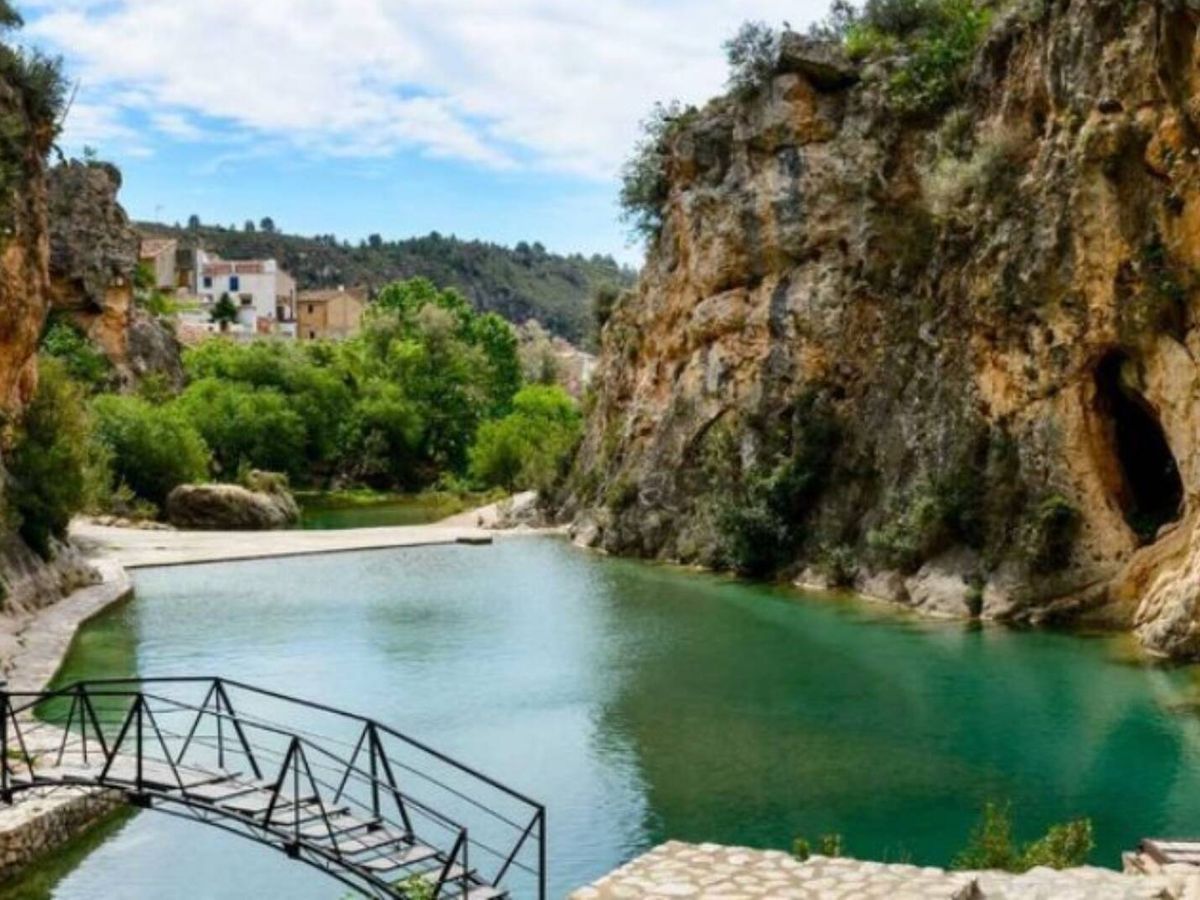 Foto: Las mejores piscinas naturales de toda España, aquí el área de baño de río de Bolbaite. (Turismo La Canal/Cortesía)