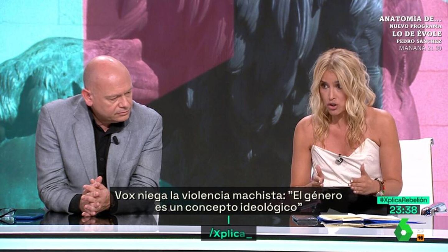 Afra Blanco junto al periodista Gabriel Sanz en 'La Sexta Xplica'. (Atresmedia)