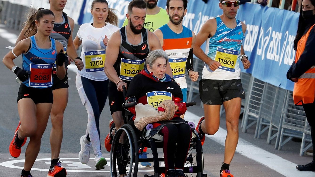 Un español bate el récord de maratón empujando la silla de ruedas de su madre