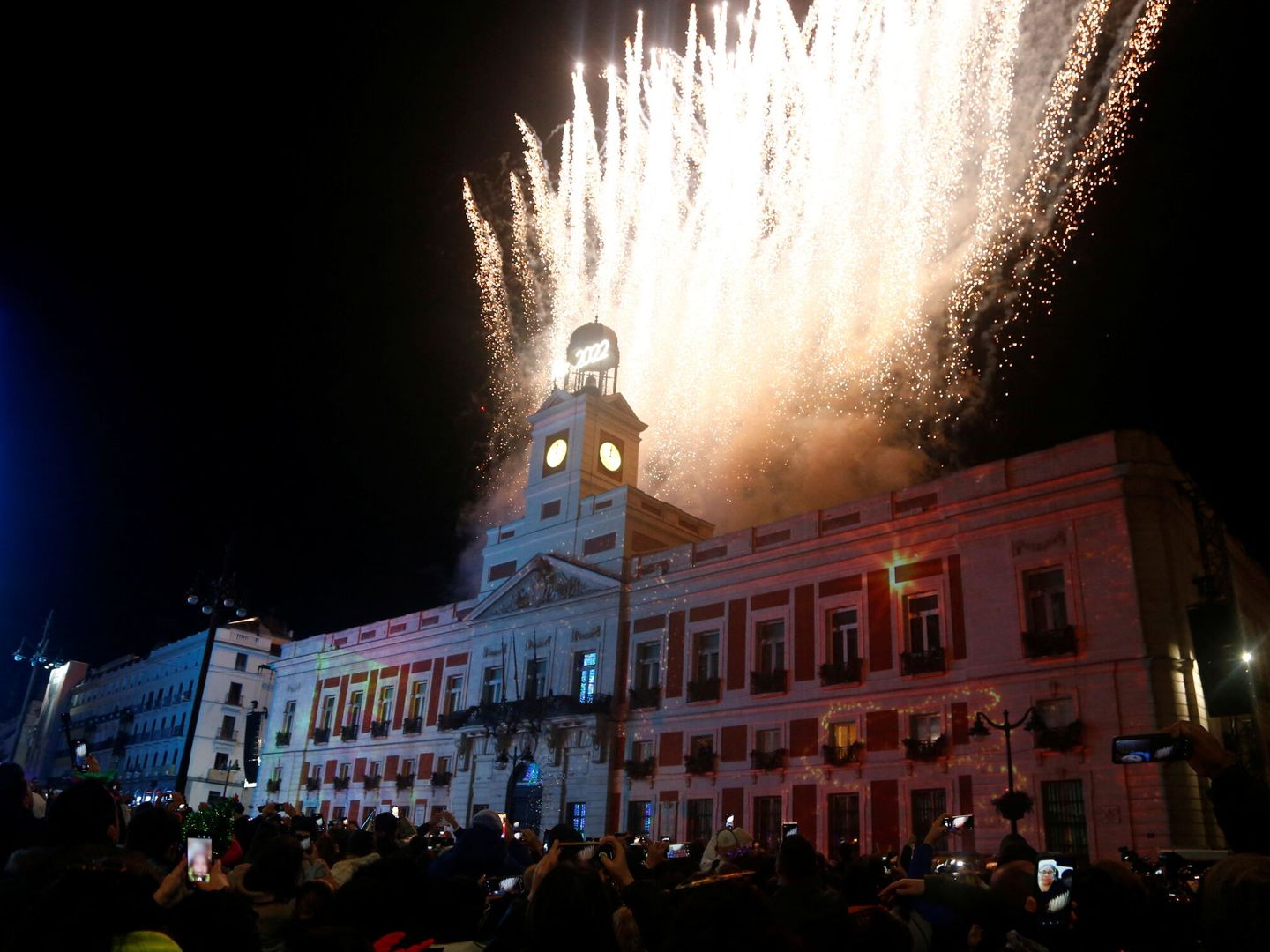 Multitud de personas en la Puerta del Sol de Madrid. (REUTERS/Javier Barbancho)