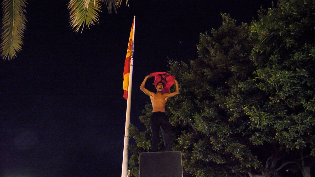 Melilla celebra la victoria de Marruecos sobre el Monumento a la Constitución española