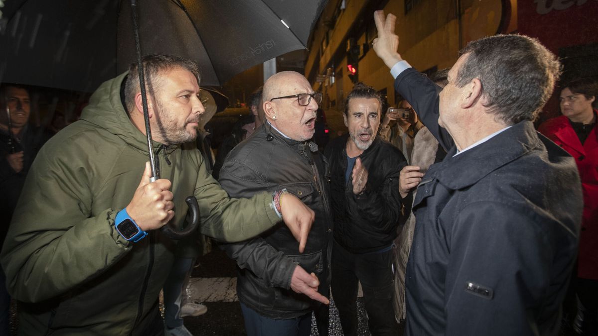 Protestas en Vigo: los  trabajadores de Vitrasa boicotean la visita del alcalde Abel Caballero 