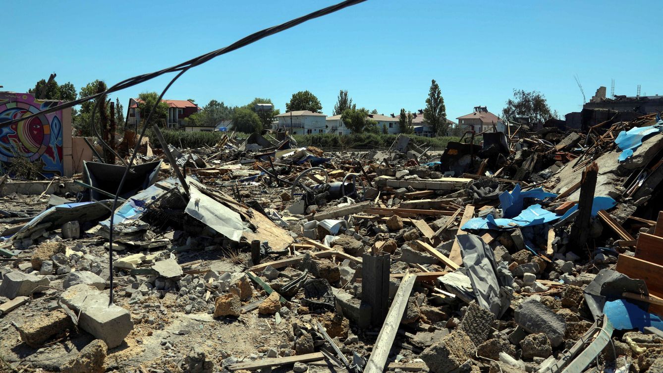 Foto: Una vista muestra una zona residencial destruida por un ataque de misiles rusos. (Reuters/Igor Tkachenko)