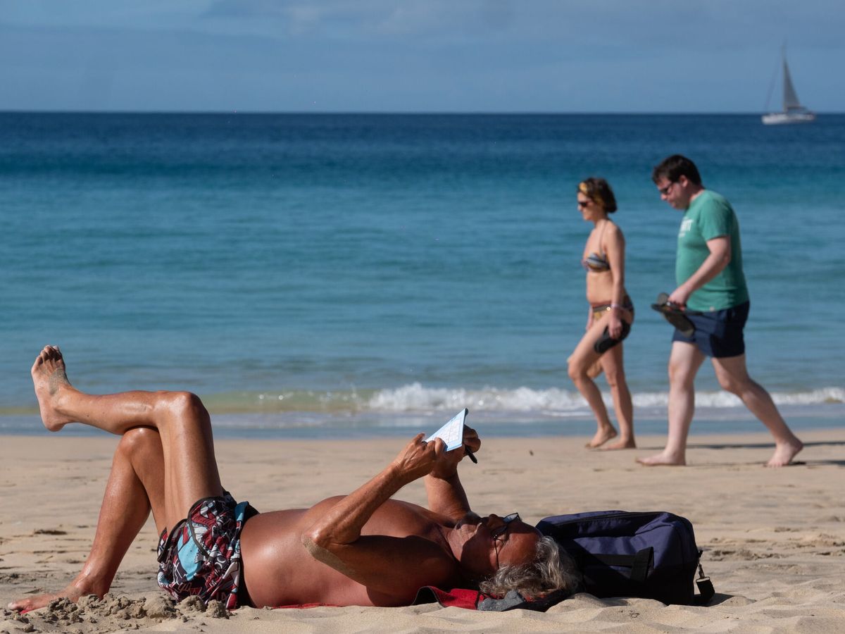 Foto: Varios turistas disfrutan del sol en Fuerteventura. (EFE/Carlos De Saá)
