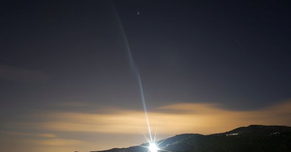 Foto: Un rayo de luz en la zona del Cerro de la Corona, donde se efectúan las labores de rescate de Julen. (Reuters)