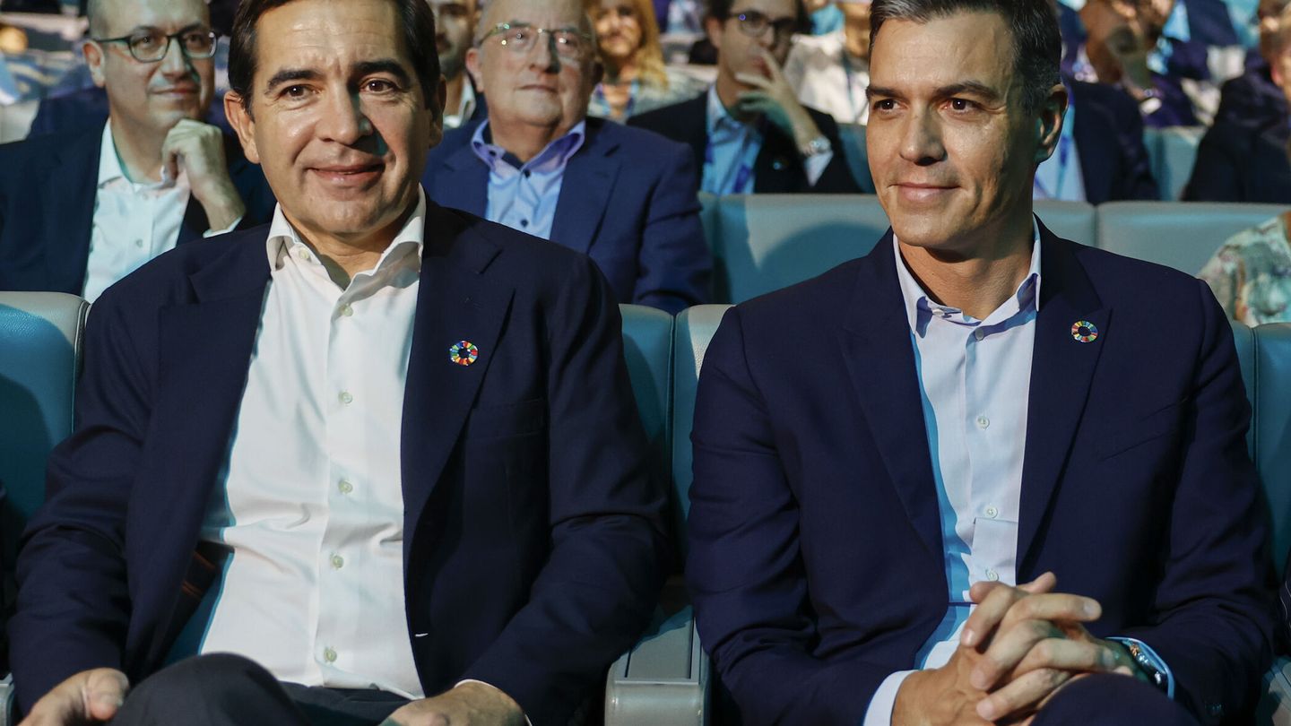 El presidente del Gobierno, Pedro Sánchez (d), y el de BBVA, Carlos Torres (i). (EFE/Sergio Pérez)