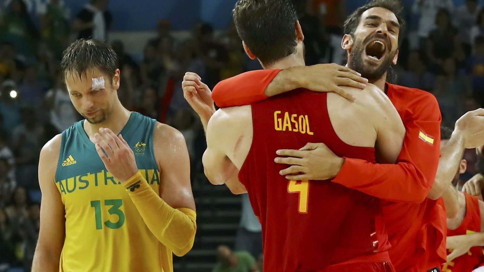 Foto: Gasol y Calderón se abrazan con la medalla (Reuters)