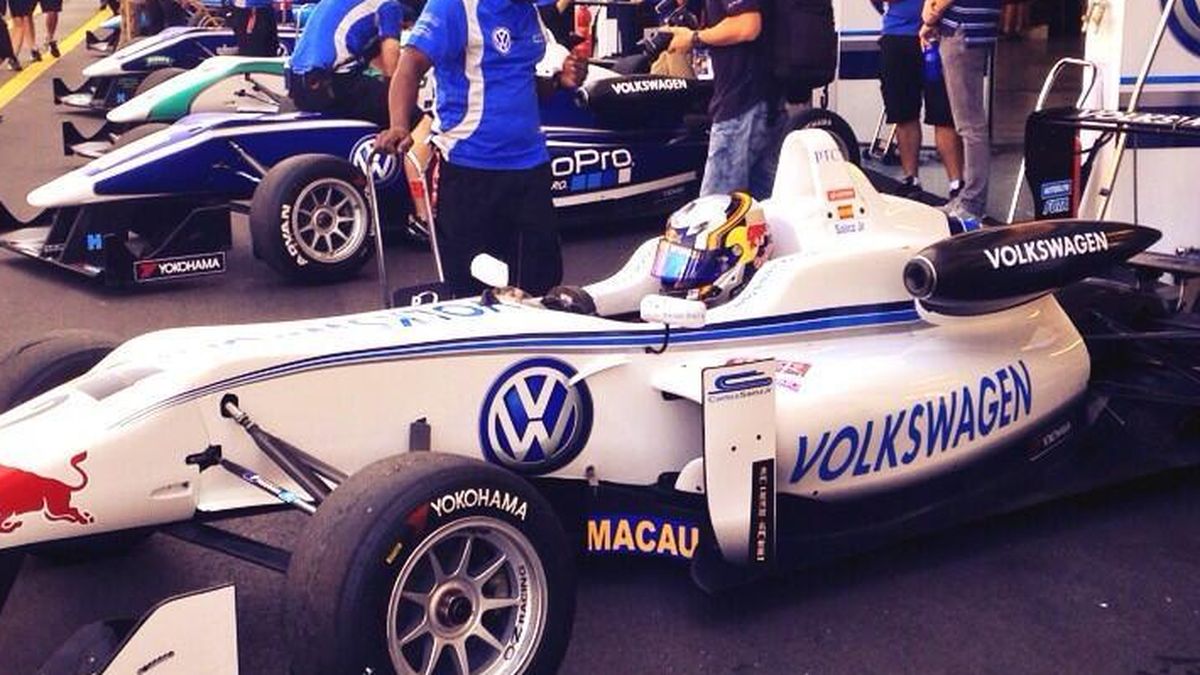 A Carlos Sainz Jr le "toca remontar" en la carrera clasificatoria de Macao