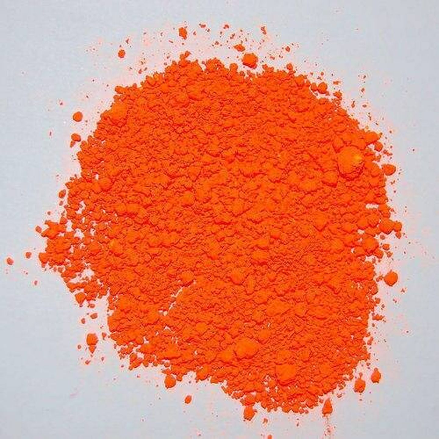 La tinta Lumogen-F Orange, un compuesto común que se puede comprar hasta en el AliExpress.