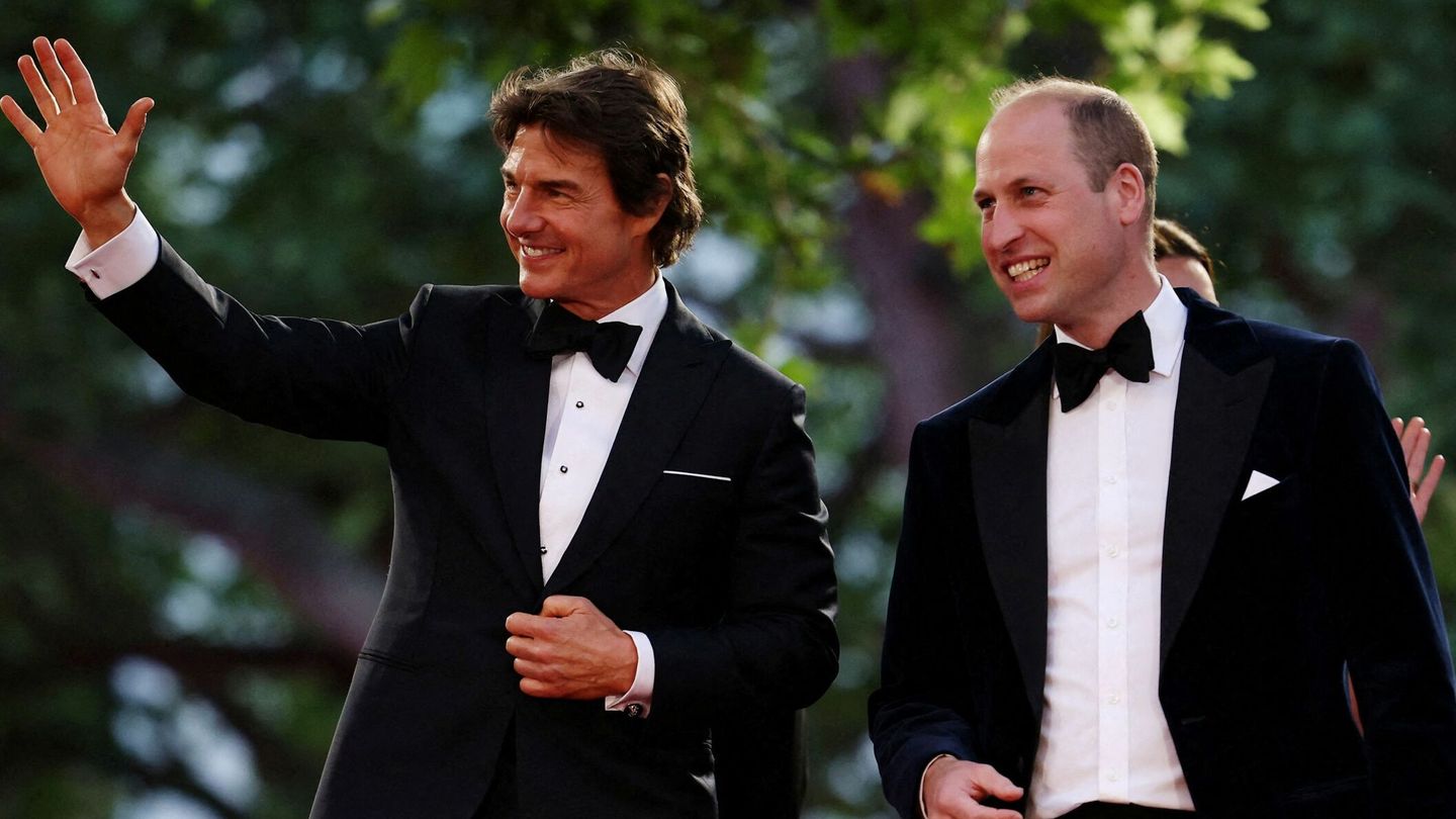 Tom Cruise y el príncipe Guillermo, en la première de 'Top Gun: Maverick'.(Reuters)