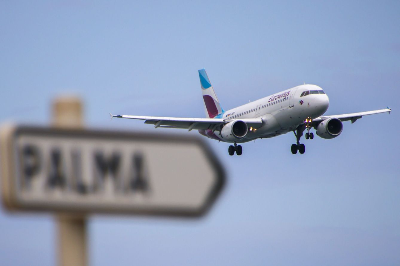 Llegada de un avión al Aeropuerto de Palma de Mallorca. (EFE/Cati Cladera)