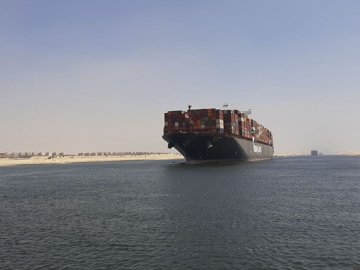 Foto: Un barco atraviesa el Canal de Suez en dirección al Mar Rojo.