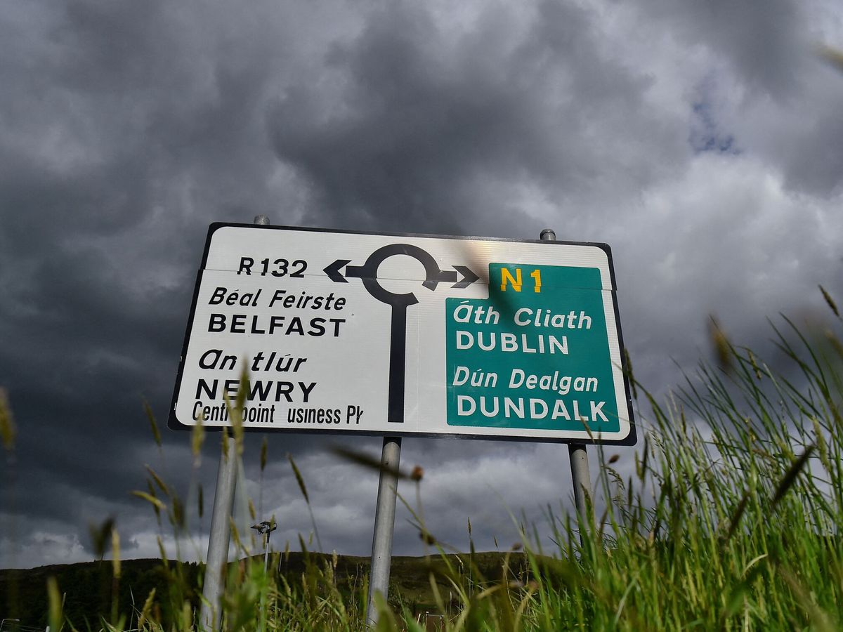 Foto: Una señal de tráfico en una rotonda en la frontera entre Irlanda del Norte e Irlanda con indicaciones a Belfast y Dublín. (Reuters/Clodagh Kilcoyne)
